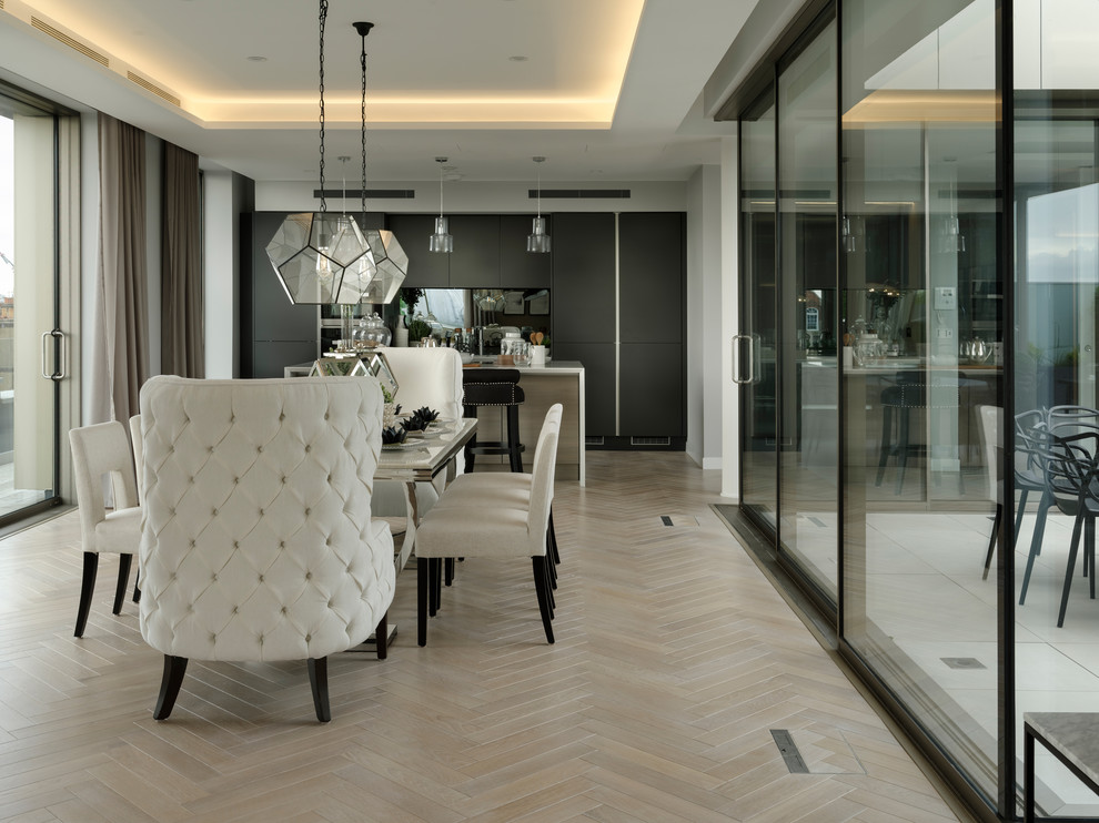 Modernes Esszimmer mit hellem Holzboden und grauem Boden in London