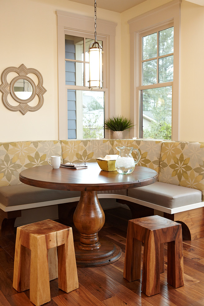 Diseño de comedor campestre con suelo de madera en tonos medios