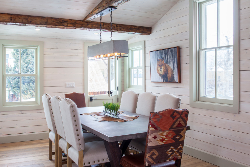 Mittelgroße Rustikale Wohnküche mit braunem Holzboden, braunem Boden und weißer Wandfarbe in Denver