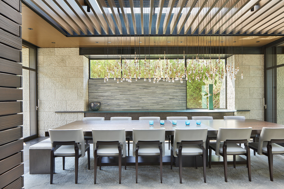 Стильный дизайн: столовая в современном стиле с бежевыми стенами без камина - последний тренд