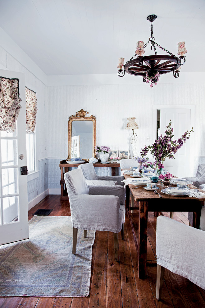 Shabby-Look Esszimmer mit dunklem Holzboden in Los Angeles