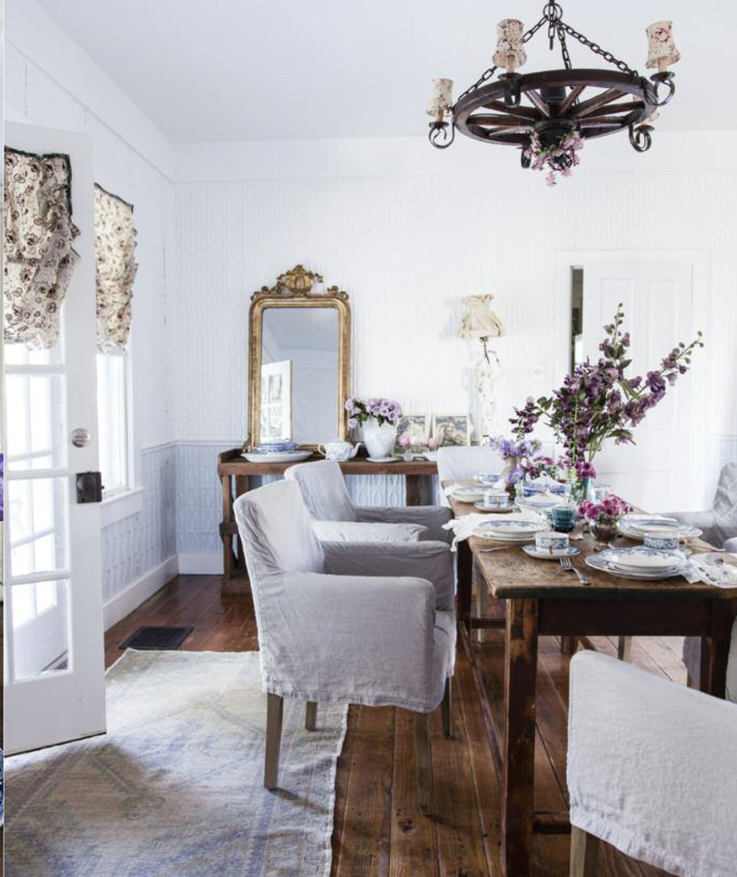 Diseño de comedor romántico cerrado con paredes blancas y suelo de madera en tonos medios
