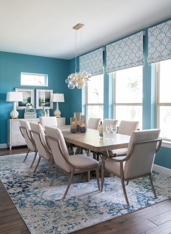 Ispirazione per una sala da pranzo contemporanea con pareti blu, parquet scuro e pavimento marrone