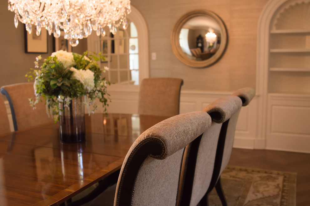 Modelo de comedor clásico renovado de tamaño medio cerrado con paredes beige, suelo de madera en tonos medios y suelo marrón