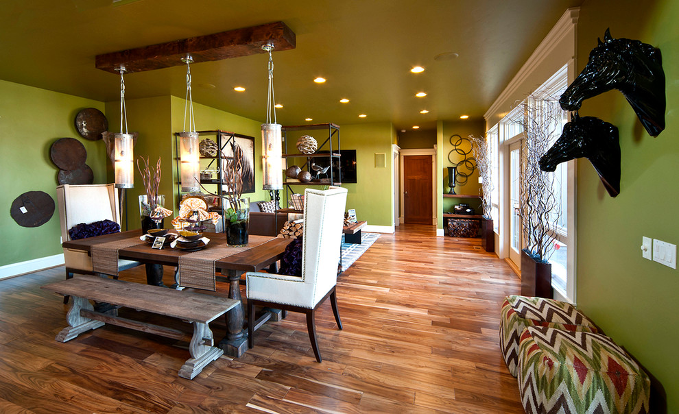 Foto di una piccola sala da pranzo aperta verso il soggiorno country con pareti verdi e pavimento in legno massello medio