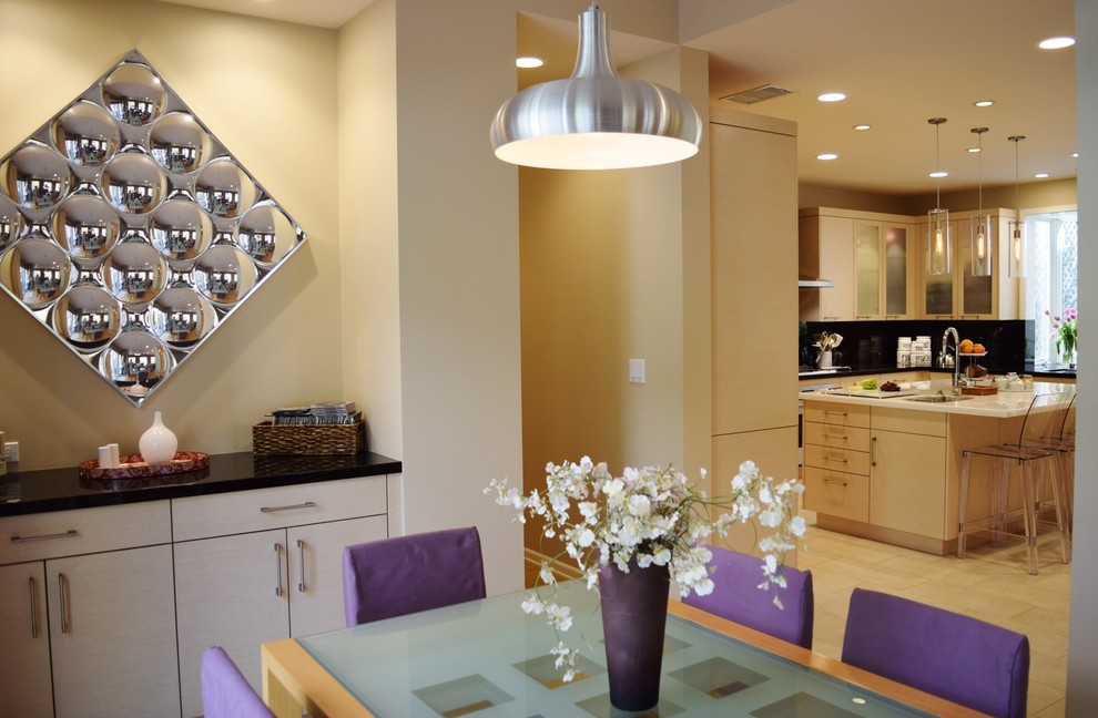 Mittelgroße Moderne Wohnküche ohne Kamin mit beiger Wandfarbe und hellem Holzboden in Los Angeles
