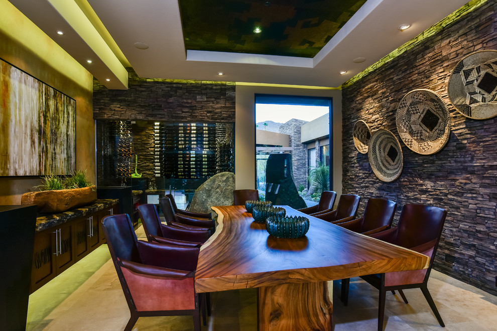 На фото: огромная гостиная-столовая в современном стиле с коричневыми стенами и полом из травертина с