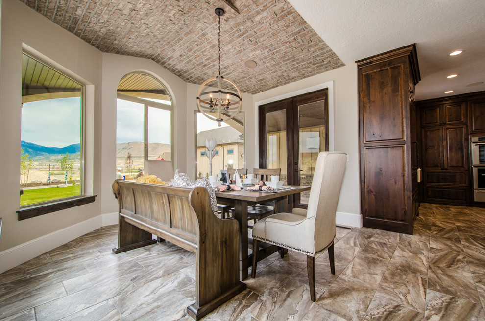 Idee per una grande sala da pranzo aperta verso la cucina stile americano con pareti grigie e pavimento con piastrelle in ceramica