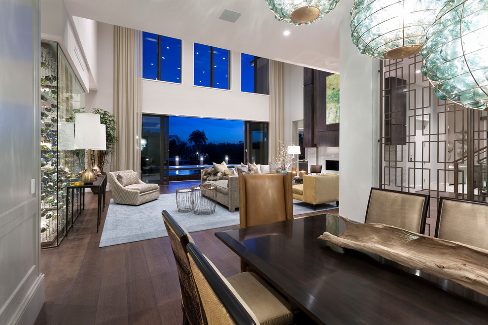 Geräumige Moderne Wohnküche mit grauer Wandfarbe und braunem Holzboden in Miami