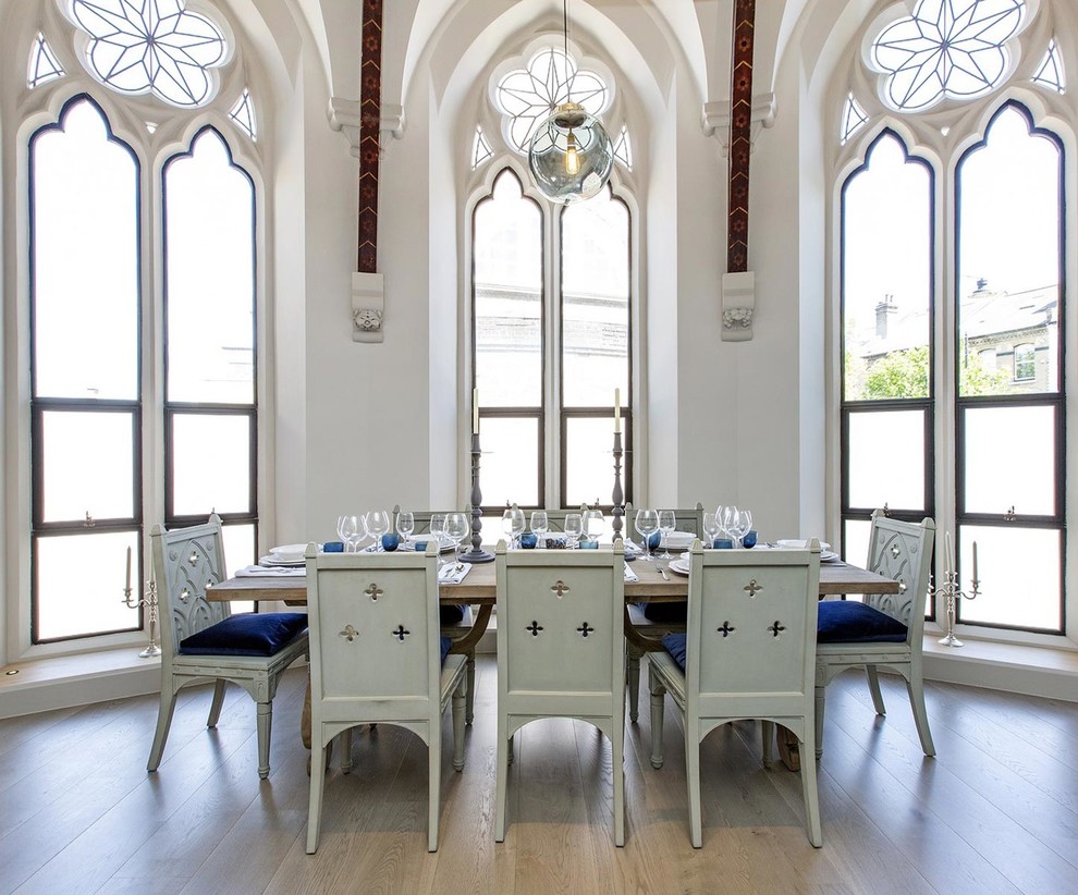 Esempio di una sala da pranzo bohémian con pareti bianche