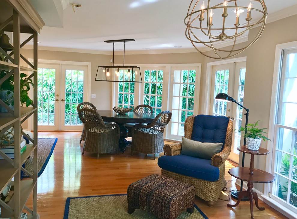 Kleines, Offenes Landhaus Esszimmer ohne Kamin mit beiger Wandfarbe, braunem Holzboden und braunem Boden in Tampa