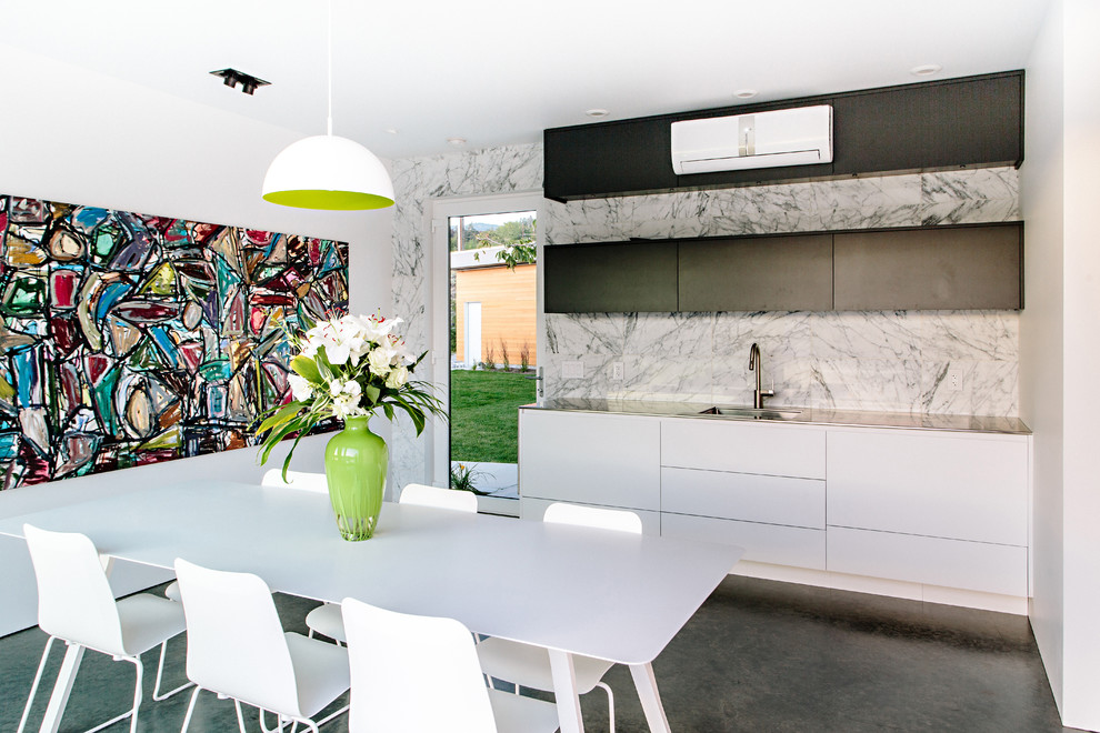 Diseño de comedor de cocina contemporáneo con paredes blancas, suelo de cemento y suelo gris