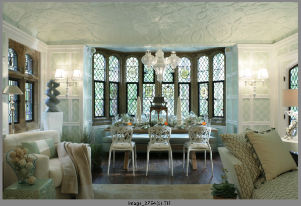 Idée de décoration pour une grande salle à manger ouverte sur le salon bohème avec un mur bleu et un sol en bois brun.
