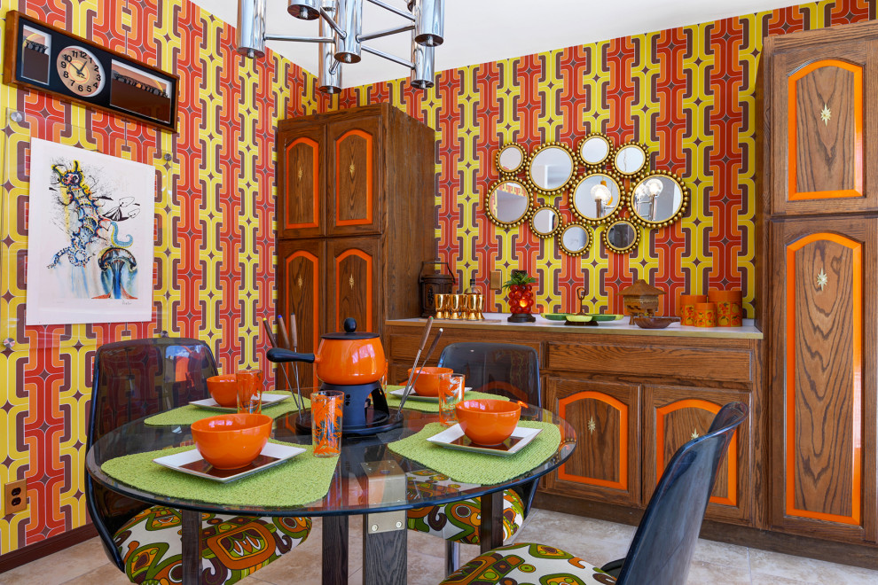 Ispirazione per una sala da pranzo moderna con pareti multicolore e nessun camino
