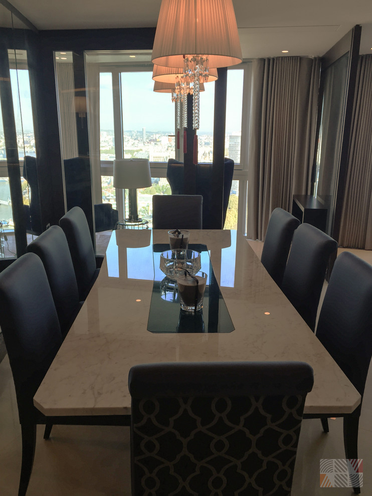 Idee per una sala da pranzo aperta verso il soggiorno minimal di medie dimensioni con pareti blu e pavimento in marmo