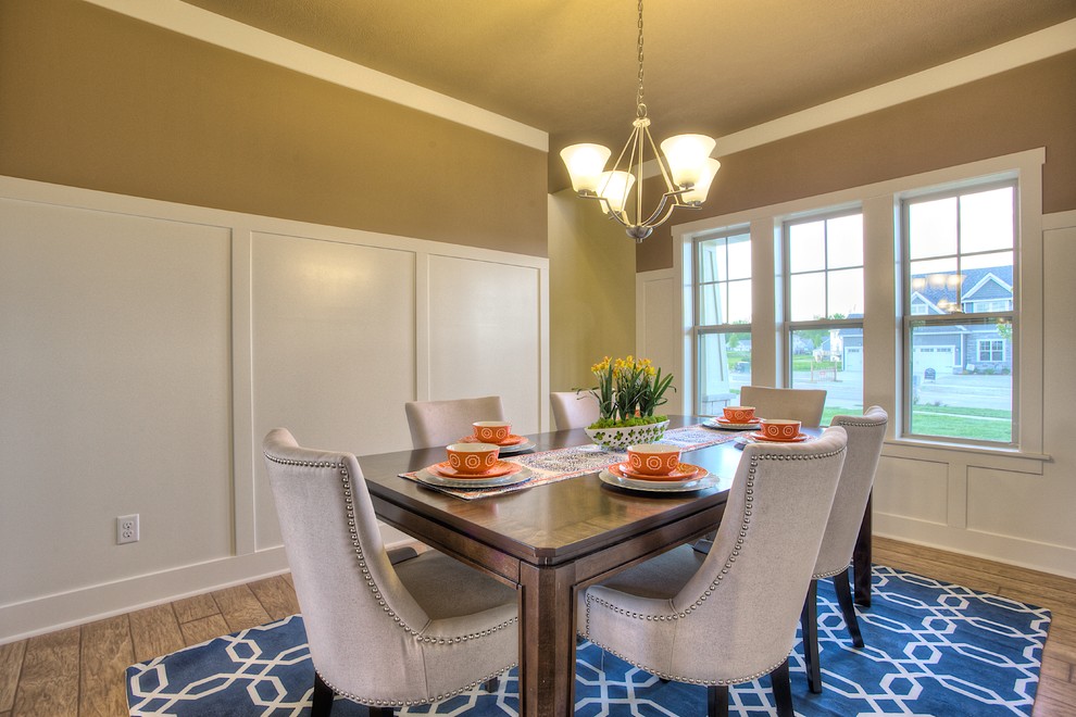 Immagine di una sala da pranzo tradizionale chiusa con pareti beige e pavimento in linoleum
