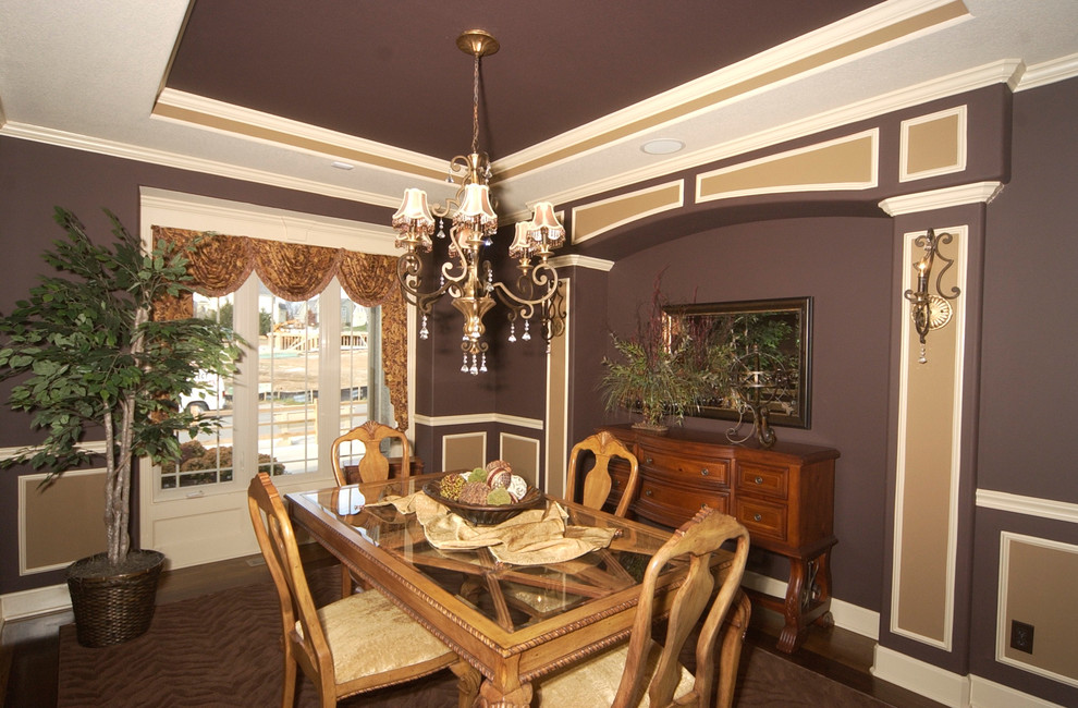 На фото: кухня-столовая среднего размера в классическом стиле с фиолетовыми стенами и ковровым покрытием