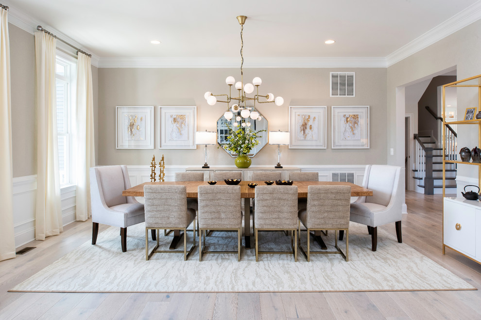 Ispirazione per una sala da pranzo classica con pareti beige, parquet chiaro e pavimento marrone