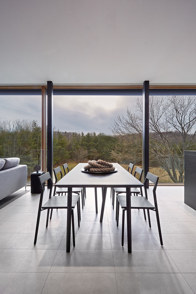 Idee per una sala da pranzo aperta verso il soggiorno moderna con pavimento grigio