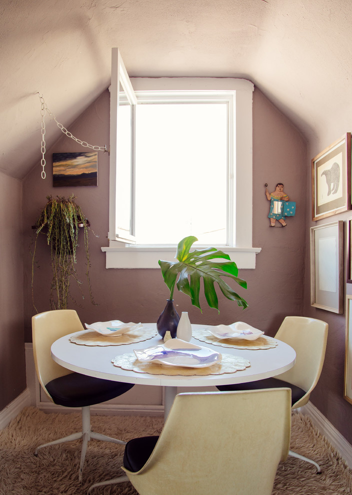 Foto di una sala da pranzo minimal chiusa con pareti viola e moquette