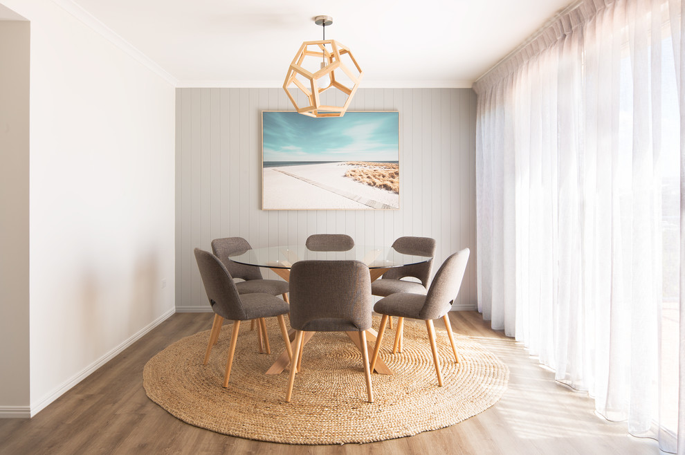 Cette photo montre une salle à manger tendance avec un mur gris, un sol en vinyl et un sol marron.