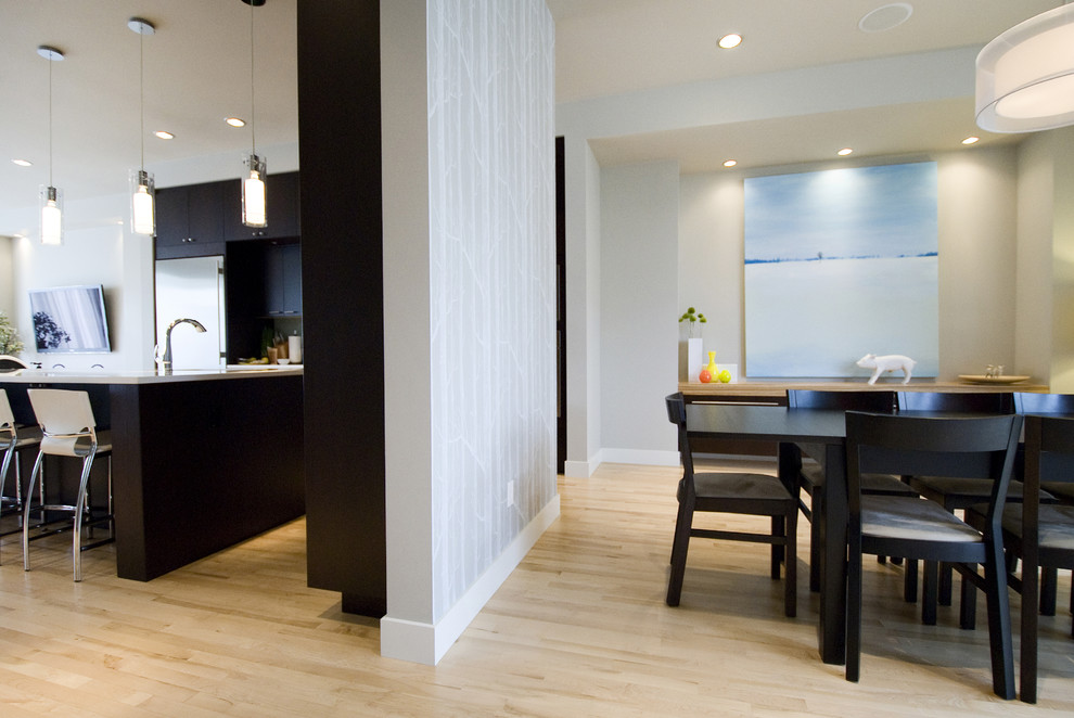 Modernes Esszimmer mit weißer Wandfarbe und hellem Holzboden in Calgary