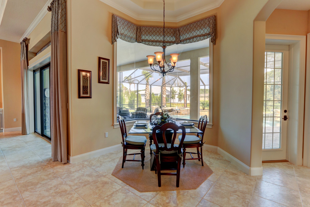 Immagine di una piccola sala da pranzo aperta verso il soggiorno chic con pareti arancioni, pavimento con piastrelle in ceramica, nessun camino e pavimento beige