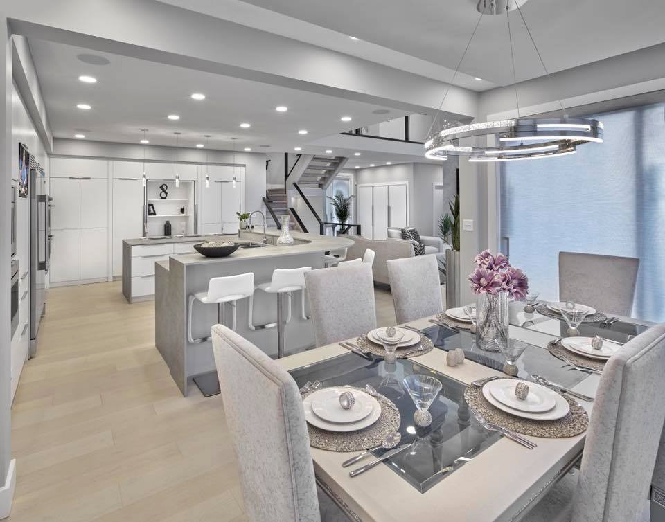 Cette photo montre une salle à manger moderne avec parquet clair et un plafond à caissons.