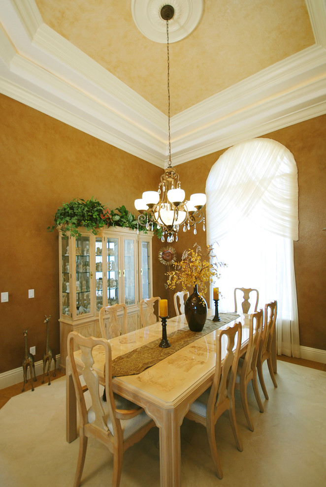 Esempio di una sala da pranzo aperta verso la cucina mediterranea di medie dimensioni con pareti beige