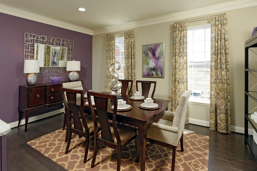 Aménagement d'une salle à manger ouverte sur la cuisine classique de taille moyenne avec un mur violet et parquet foncé.