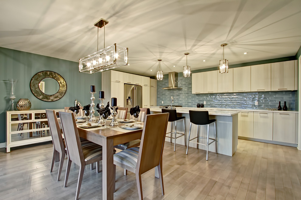 Esempio di una sala da pranzo aperta verso la cucina tradizionale di medie dimensioni con pareti verdi, parquet chiaro e nessun camino