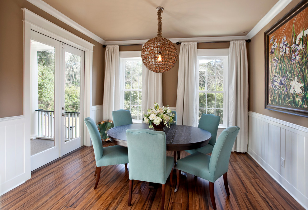 Ispirazione per una sala da pranzo classica con pavimento in legno massello medio e pavimento marrone