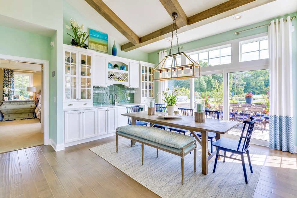 Ispirazione per una sala da pranzo aperta verso la cucina costiera con pareti verdi, pavimento in legno massello medio e pavimento marrone