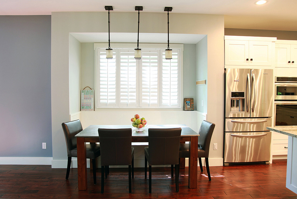 Exemple d'une petite salle à manger ouverte sur le salon craftsman avec un mur bleu, parquet foncé et un sol marron.