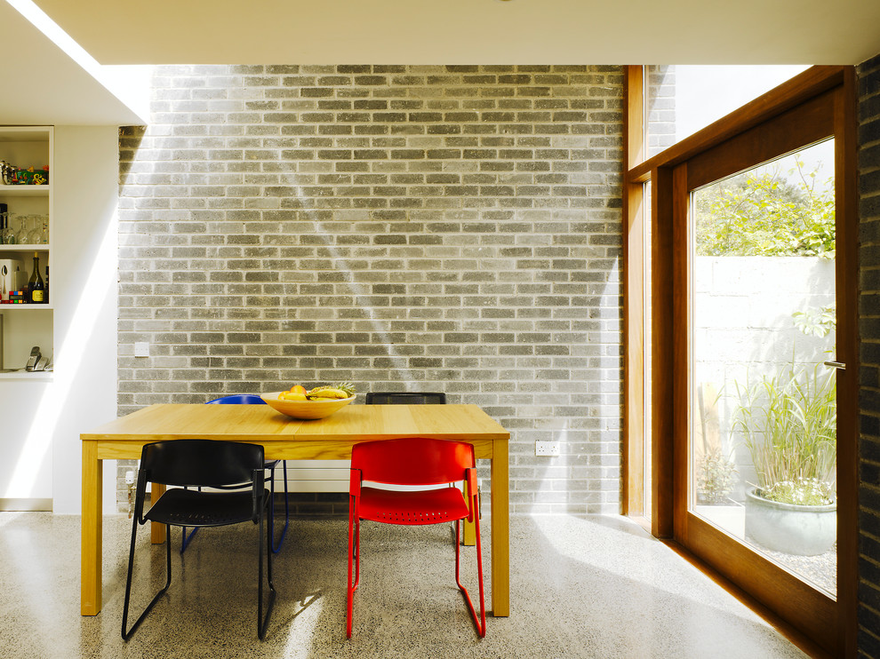 Inspiration pour une salle à manger minimaliste de taille moyenne avec un mur gris.
