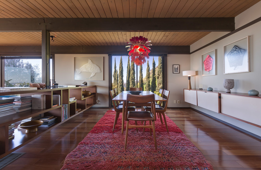Idee per una grande sala da pranzo aperta verso il soggiorno minimalista con pareti bianche, pavimento in legno massello medio e pavimento marrone