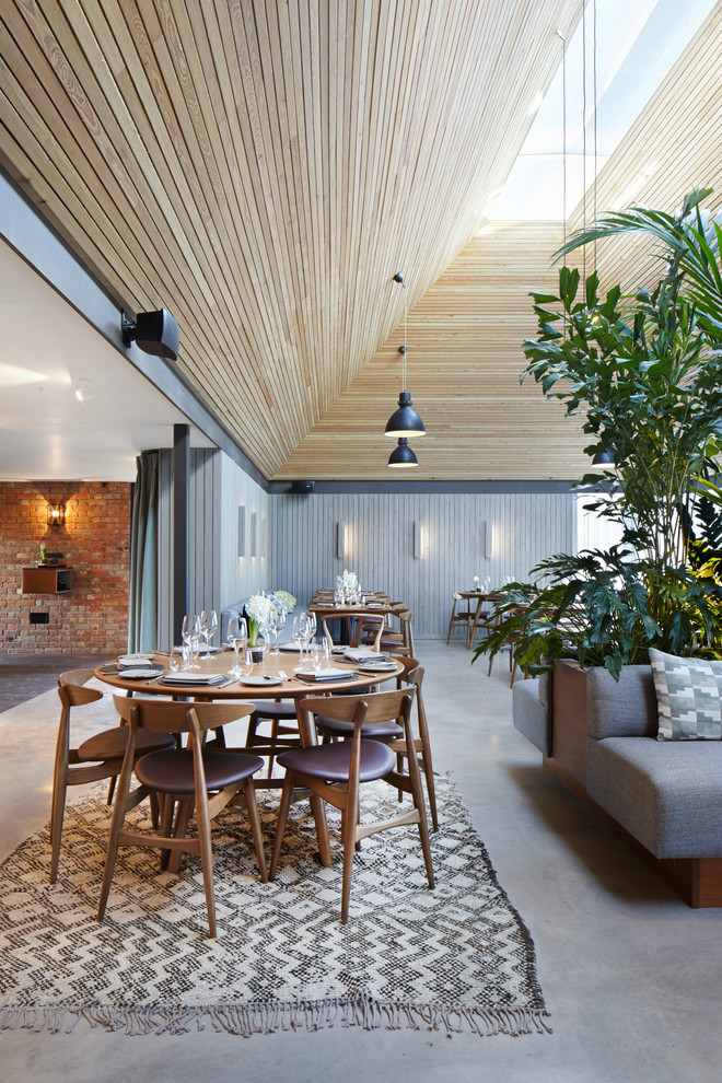 Exempel på ett stort skandinaviskt kök med matplats, med grå väggar och betonggolv
