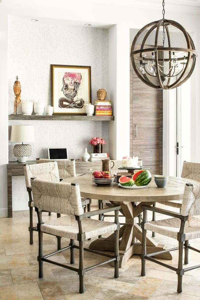 Idee per una sala da pranzo tradizionale chiusa e di medie dimensioni con pareti bianche, pavimento in gres porcellanato e pavimento marrone