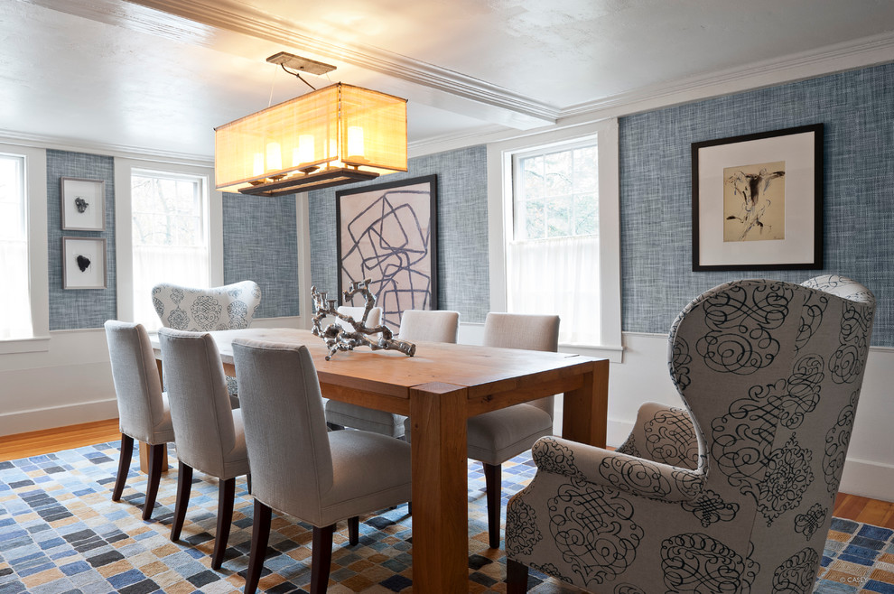 Immagine di una sala da pranzo minimal chiusa e di medie dimensioni con pareti blu e pavimento in legno massello medio