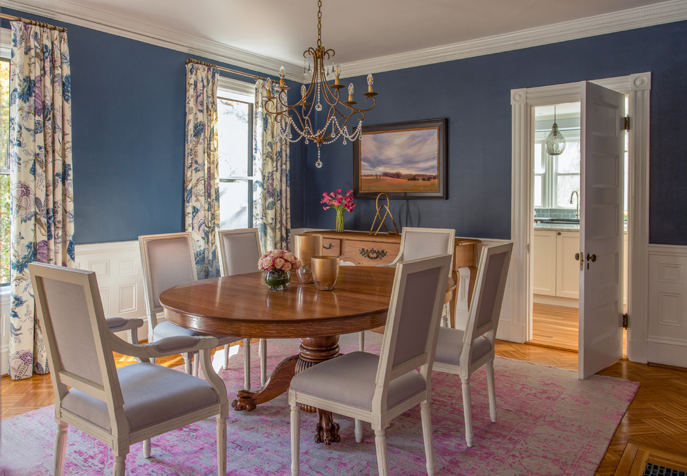 Diseño de comedor clásico renovado con paredes azules y suelo de madera en tonos medios