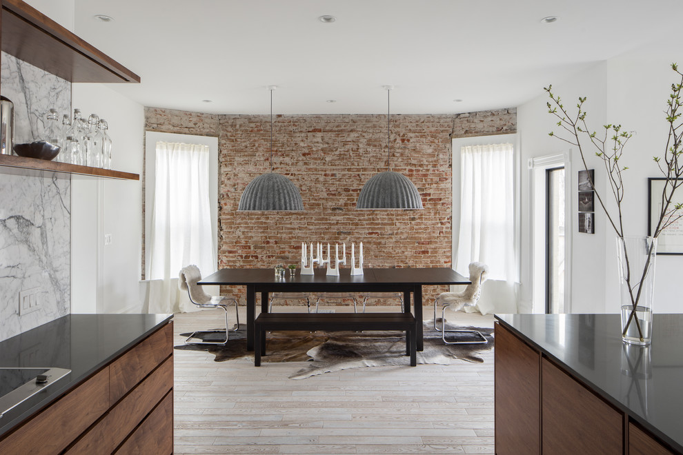 Inredning av ett modernt mellanstort kök med matplats, med vita väggar, ljust trägolv och beiget golv