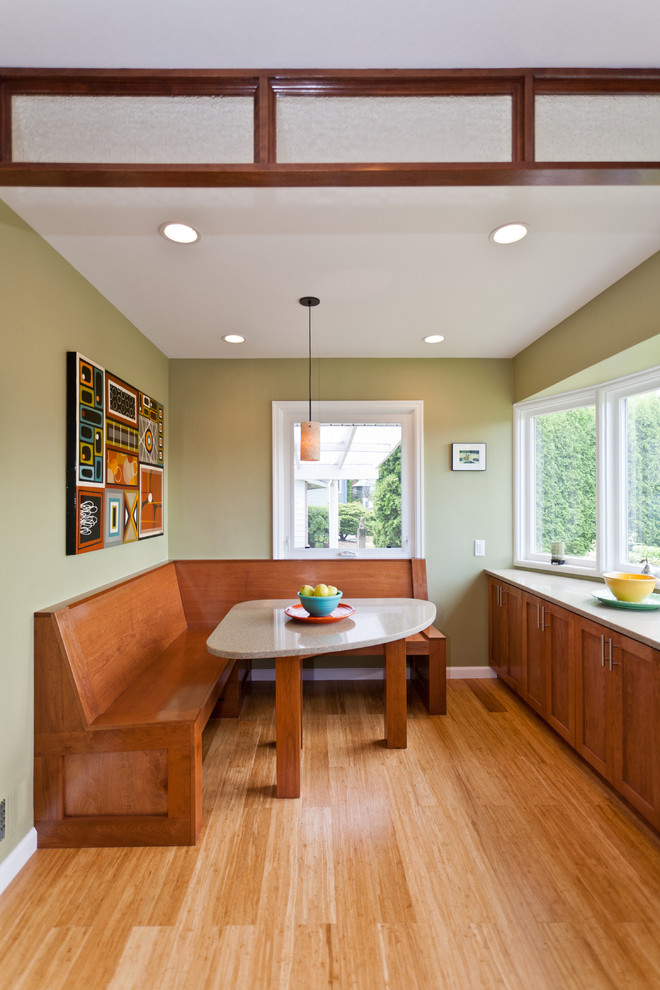 Foto di una piccola sala da pranzo aperta verso la cucina chic con pareti beige, parquet chiaro, nessun camino e pavimento beige