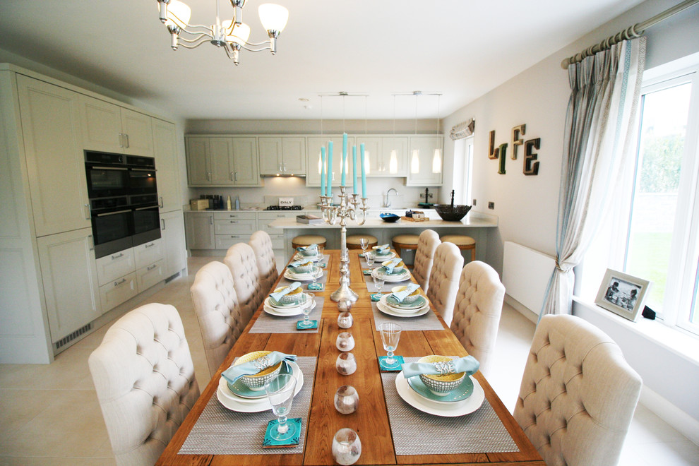 Inspiration pour une grande salle à manger ouverte sur la cuisine minimaliste avec un mur blanc et un sol en carrelage de porcelaine.