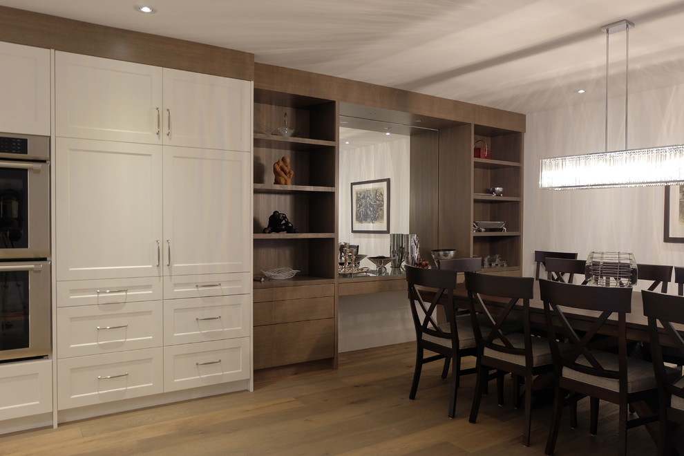 Идея дизайна: кухня-столовая среднего размера в современном стиле с белыми стенами, паркетным полом среднего тона и серым полом без камина