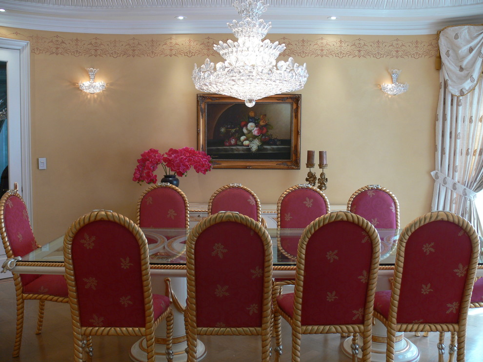 Foto di una grande sala da pranzo tradizionale chiusa con pareti gialle e parquet chiaro