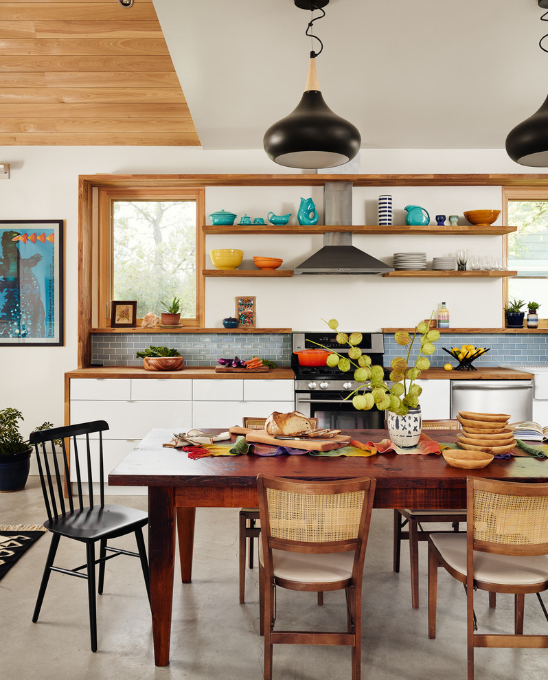 Свежая идея для дизайна: кухня-столовая в стиле неоклассика (современная классика) с бетонным полом без камина - отличное фото интерьера