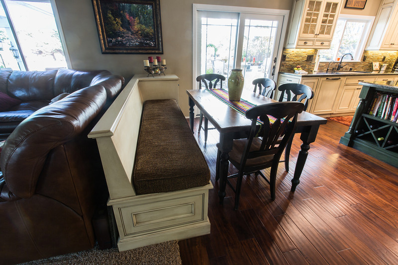 На фото: кухня-столовая среднего размера в классическом стиле с бежевыми стенами и темным паркетным полом без камина
