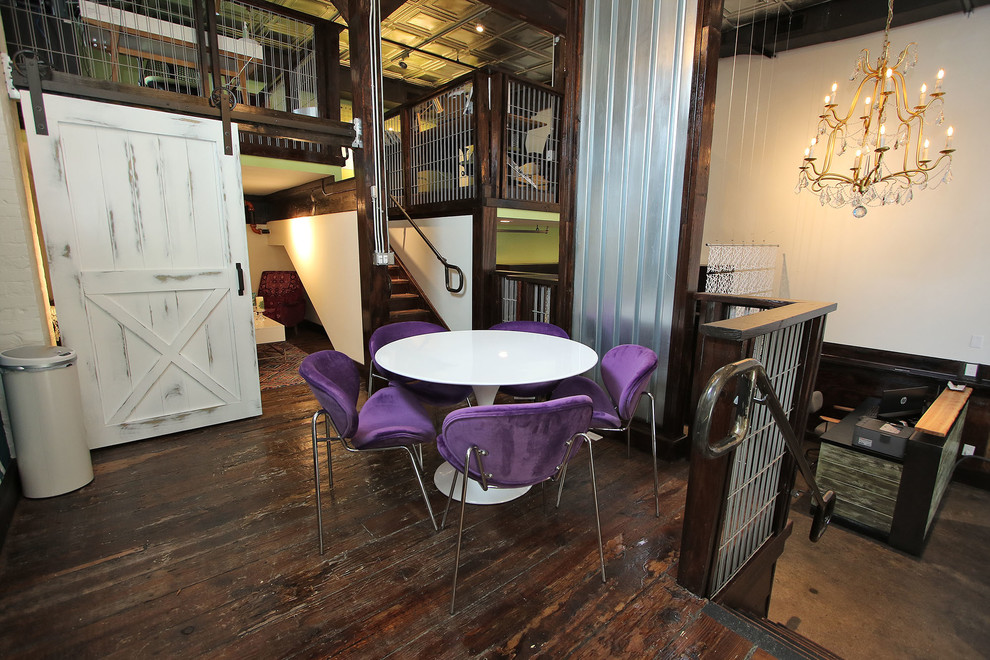 Immagine di una sala da pranzo minimal con pareti bianche, parquet scuro e pavimento marrone