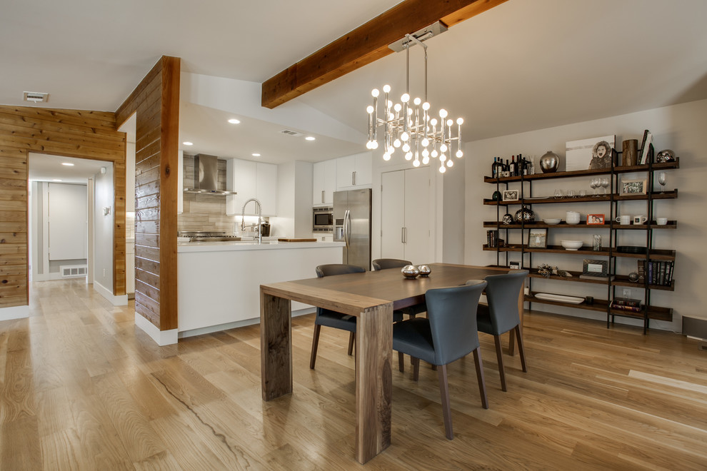 Стильный дизайн: кухня-столовая в стиле ретро с серыми стенами и темным паркетным полом - последний тренд