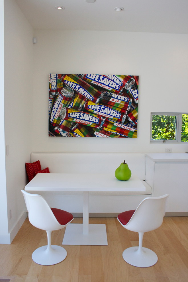 Ejemplo de comedor minimalista con paredes blancas y suelo de madera en tonos medios